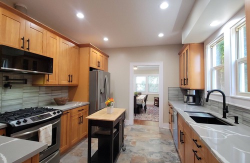 Maple Leaf Apartment | Large 2BR Apartment in North Green Lake