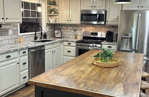 Rigby House | Large 4-bedroom 3-bath single level home with spacious greatroom and dining area