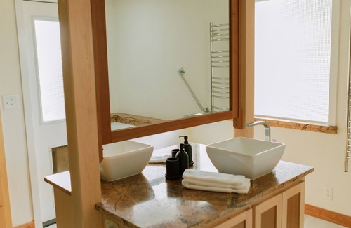 Medford House | Large 4 bedroom house with pool in bamboo forest!