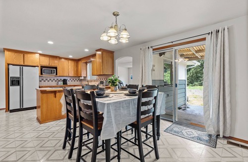 South Tacoma House | Large 5 Bed, 3 Bath Rambler sleeps 10 close to hikes/trails near JBLM/Hospitals!