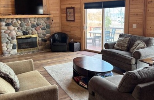 Traverse City House | Large 6-bedroom home, sleeps 16! WiFi and a private sandy beach in Traverse City