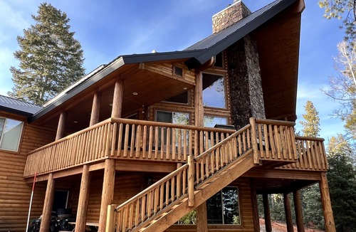 Duck Creek Village Cabin | Large Cabin for Family & Friends to Enjoy - Close to many outdoor activities