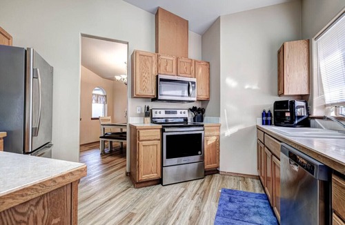 Kennewick House | Large Living Space, Private Garage & Yard #2121