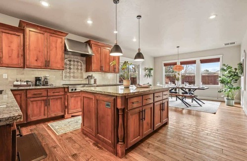 Meridian House | Large Modern 5 Bedroom Custom Home