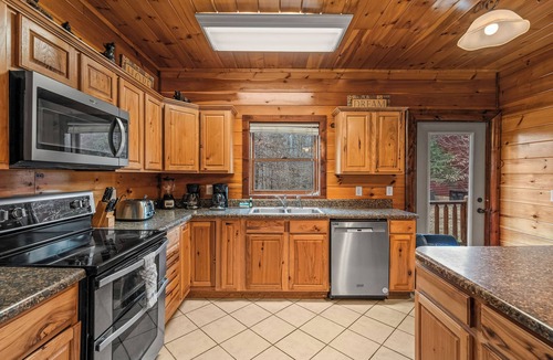 Cosby Cabin | Large Private Backyard, Paired-Driving Games, Renovated Indoor Pool, Theater