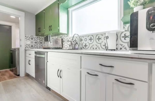 Monta Vista House | Large Tacoma Stay, Pet Friendly, Centrally Located, Parking, A/C units