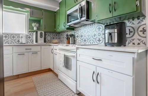 Monta Vista House | Large Tacoma Stay, Pet Friendly, Centrally Located, Parking, A/C units