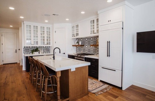 Washington House | Large Townhome w/Private Hot Tub & Air Hockey