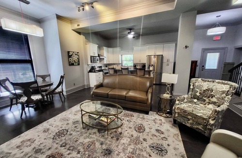 Glasgow Apartment | Large two floor 4-bedroom 2.5 bath apartment w AC, WiFi in downtown Glasgow KY