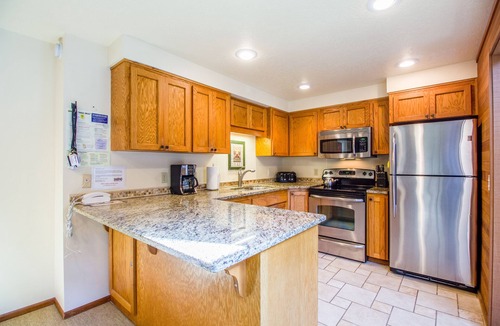 Sunriver House | LARK12 - Family Friendly Home - Ping Pong, Pool Table, Enclosed Deck, Hot Tub