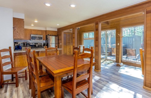 Sunriver House | LARK12 - Family Friendly Home - Ping Pong, Pool Table, Enclosed Deck, Hot Tub