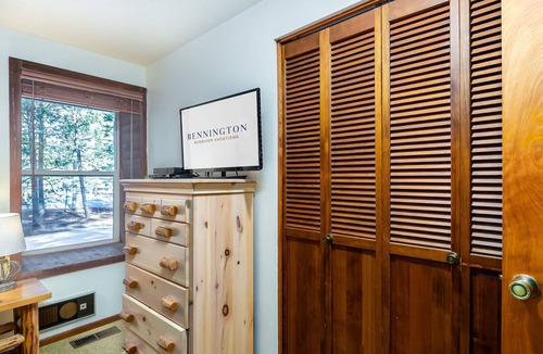 Sunriver House | LARK12 - Family Friendly Home - Ping Pong, Pool Table, Enclosed Deck, Hot Tub