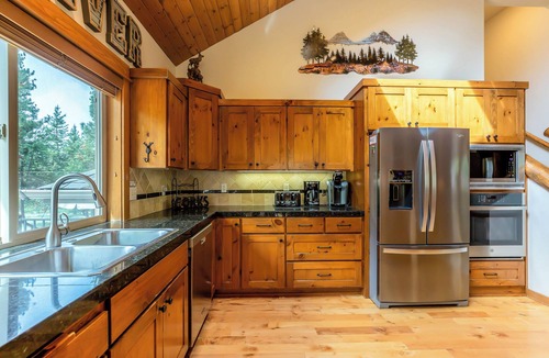 Deer Park House | LASS08 - Stunning Lodge-Style Home, A/C, Games, Hot Tub, Family Friendly