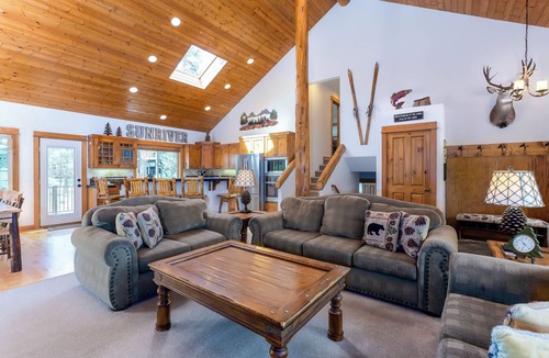 Deer Park House | LASS08 - Stunning Lodge-Style Home, A/C, Games, Hot Tub, Family Friendly