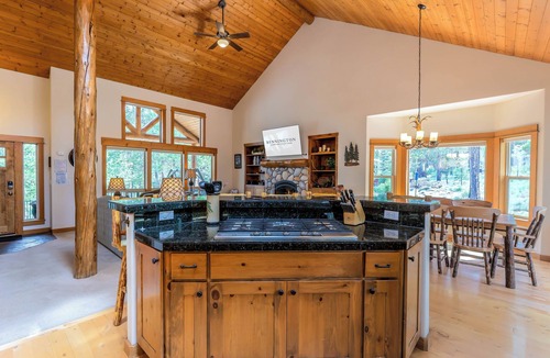 Deer Park House | LASS08 - Stunning Lodge-Style Home, A/C, Games, Hot Tub, Family Friendly