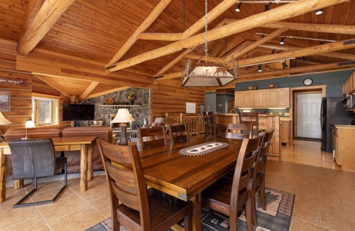 Big Sky Cabin | Last Minute Special! Cozy Log Cabin, Views, Hottub