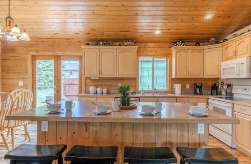 Island Park Cabin | Lazy Bear Cabin is a 3 bedroom/2 bath within 25 minutes of YNP