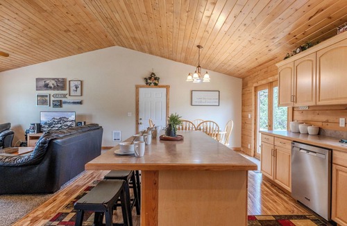 Island Park Cabin | Lazy Bear Cabin is a 3 bedroom/2 bath within 25 minutes of YNP