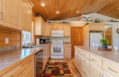 Island Park Cabin | Lazy Bear Cabin is a 3 bedroom/2 bath within 25 minutes of YNP