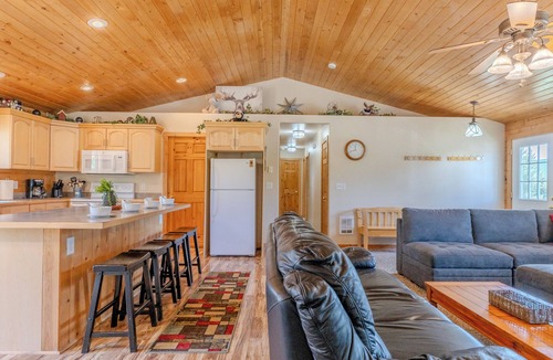 Island Park Cabin | Lazy Bear Cabin is a 3 bedroom/2 bath within 25 minutes of YNP