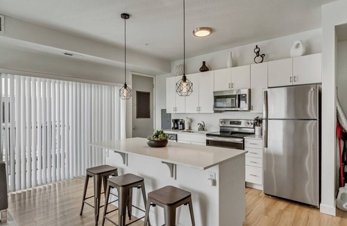 Downtown Salt Lake City Apartment | LCF - Downtown SLC - Penthouse - Queen + Daybed - Views - Gym/Hot Tub - Garage