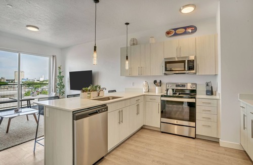 People's Freeway Apartment | LCF - Downtown SLC - King + Sleeper - CoWork + Gym - Garage