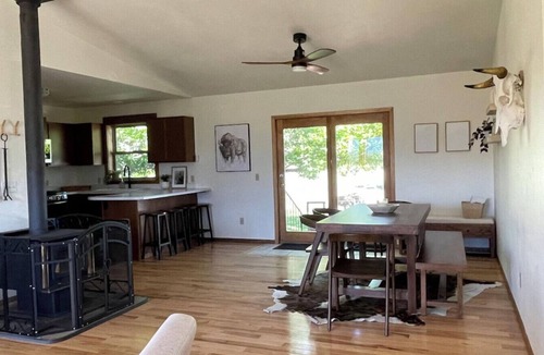 Emigrant House | Leisure on Leo - Your Paradise Retreat
