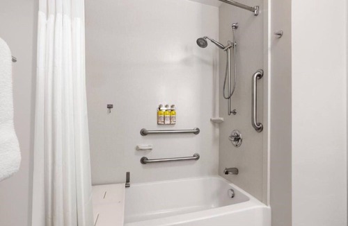 Sumner House | Leisure travelers can enjoy a comfortable stay at our room !