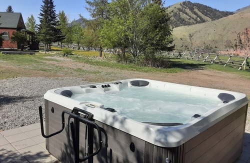 Salmon Cabin | Lemhi Shoshone Cabin, Greyhouse Vacation Rentals