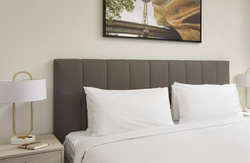 South Lake Union Hotel | Level Seattle- One Bedroom Suite ADA