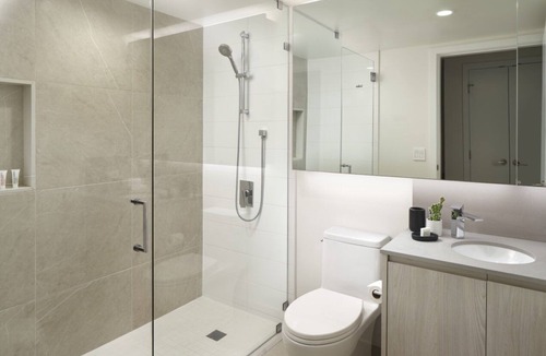 South Lake Union Hotel | Level Seattle- Studio Suite w/full kitchen, in-room laundry & resort amenities