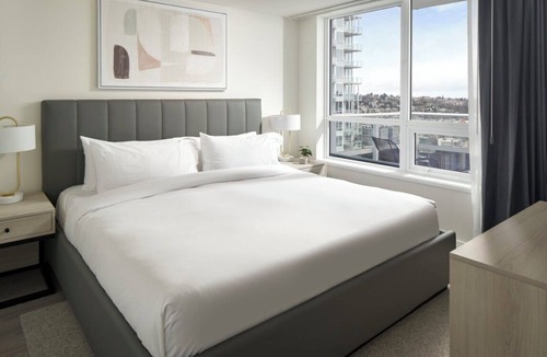 South Lake Union Hotel | Level Seattle- Water Views in this Three Bedroom Sky Suite