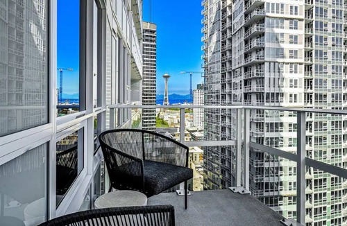 South Lake Union House | Level Seattle - Well Appointed Deluxe One Bedroom Suite + Office. Full Epicurian Kitchen and in suite laundry.