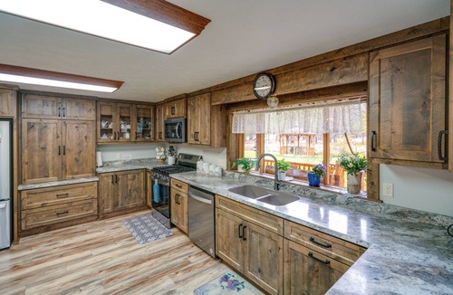 Libby Cottage | Libby Home w/Mountain Views, Gazebo & Fire Pit!
