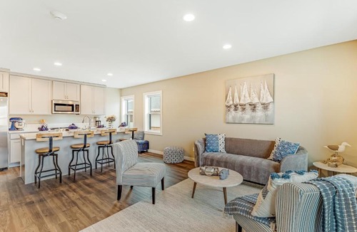 Poulsbo Hotel | Liberty Bay Loft & Front Street Suite