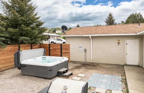 Lava Hot Springs Hotel | Library INN - Boutique Rooms - Free Breakfast - Hot Tub