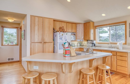 Seal Rock House | Light and Bright Home with Beach Access Just Steps Away! Pet Welcome!