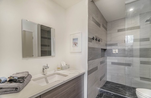 Clyde Hill House | Light & Bright 2BR - 2Baths, Patio, Fenced Garden, WIFI, Pet friendly, 30d+ ok