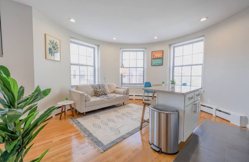 Prudential - St. Botolph Apartment | Light-filled Studio | Back Bay
