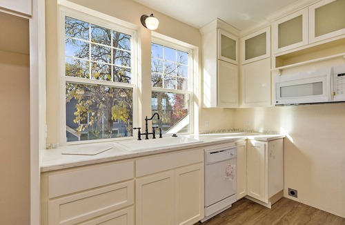 Historic Railroad District Apartment | Light-filled, upper story flat, walking distance to Oregon Shakespeare Festival