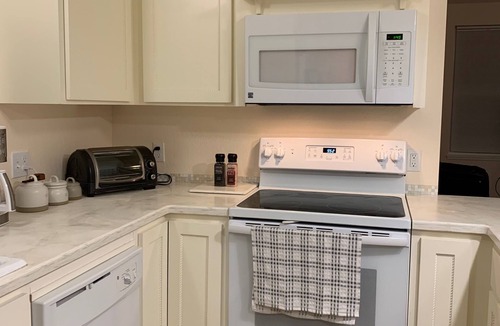 Historic Railroad District Apartment | Light-filled, upper story flat, walking distance to Oregon Shakespeare Festival