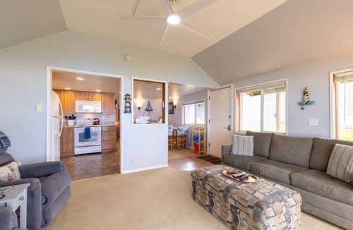 Newport Cottage | Lighthouse Lookout at Nye Beach * Ocean View