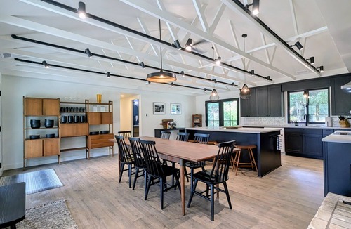 Newberg House | Lince House ~ In the Center of it All!