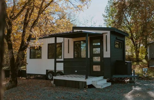Central Point Apartment | Little Wolf Tiny Home cozy, pet friendly, secluded