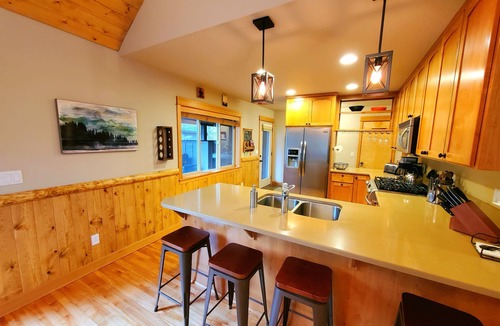 Sunriver Cabin | LIVE LODGE LIFE- Upscale decor, sleeps 15, hot tub, bikes, 10x SHARC, amazing!