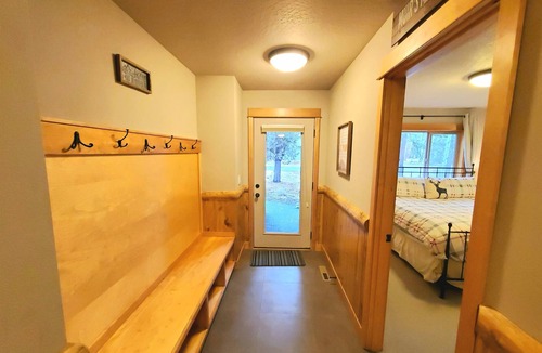 Sunriver Cabin | LIVE LODGE LIFE- Upscale decor, sleeps 15, hot tub, bikes, 10x SHARC, amazing!