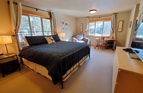 Sunriver Cabin | LIVE LODGE LIFE- Upscale decor, sleeps 15, hot tub, bikes, 10x SHARC, amazing!