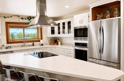 Oroville House | Livingston Lodge 20-Acre Retreat w/Hot Tub