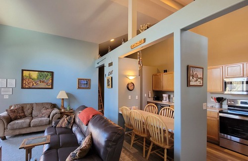 Sunriver House | Located in Sunriver Business Park, Condo Hot Tub