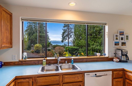 The Bowl of Edmonds House | Located in the downtown "Edmonds Bowl", walkable to all the best shops and restaurants